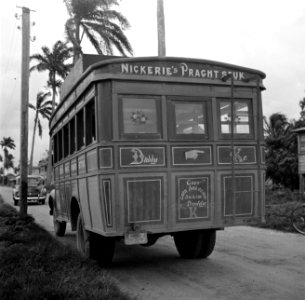 Autobus in Nieuw Nickerie met opschrift Nickeries Pracht Stuk, Bestanddeelnr 252-5439