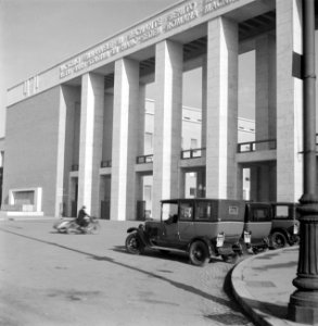 Auto's voor de ingang van universiteit La Sapienza in de Città Universitaria in , Bestanddeelnr 191-1338
