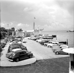 Auto's op het Gouverneursplein bij Fort Amsterdam in Willemstad, Bestanddeelnr 252-2877