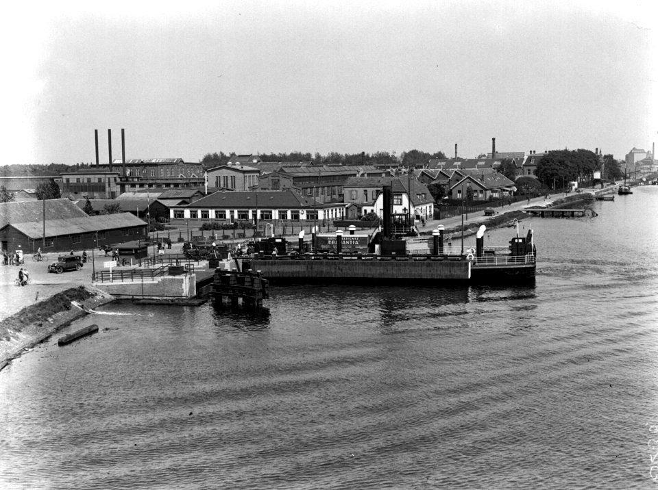 Auto's en vrachtwagens rijden van een veerpont op het Noordzeekanaal, Bestanddeelnr 189-0472