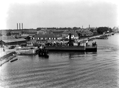 Auto's en vrachtwagens rijden van een veerpont op het Noordzeekanaal, Bestanddeelnr 189-0472