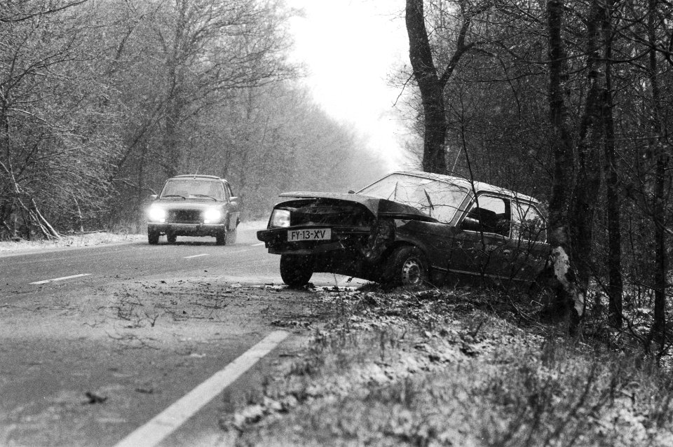Auto door gladheid van de weg geraakt, Bestanddeelnr 932-4642