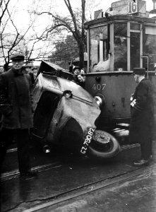 Auto onder een tram van lijn 16. Weteringplantsoen, Bestanddeelnr 902-4712