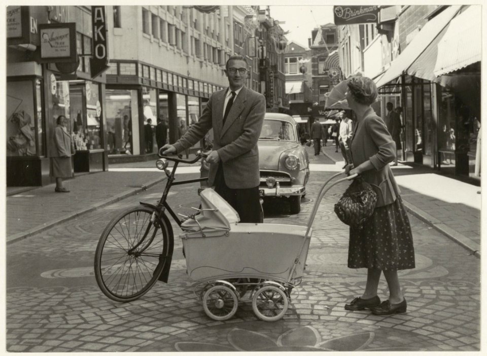 Auto- en fietsverkeer in de Anegang nabij de Frankenstraat ziende naar het westen., NL-HlmNHA 54010652