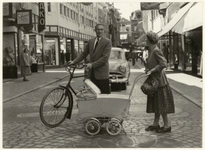 Auto- en fietsverkeer in de Anegang nabij de Frankenstraat ziende naar het westen., NL-HlmNHA 54010652
