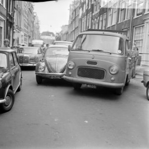 Autobotsing in Kerkstraat, Amsterdam (Anefo auto) busje vanuit parkeerplaats te, Bestanddeelnr 922-7629