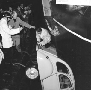Auto op Geldersekade te water te Rotterdam, Bestanddeelnr 918-5830