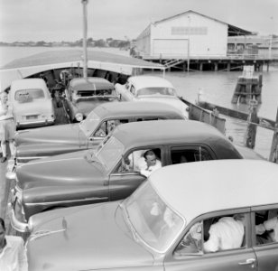Auto's op een pont in Suriname, Bestanddeelnr 252-2607