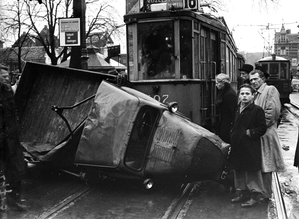 Auto onder tram van lijn 16. Weteringplantsoen, Amsterdam, Bestanddeelnr 902-4713
