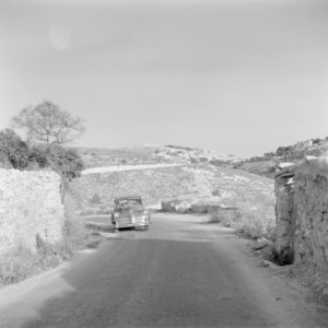 Auto op een bergweg met aan de horizon een Tegart fort, Bestanddeelnr 255-0176