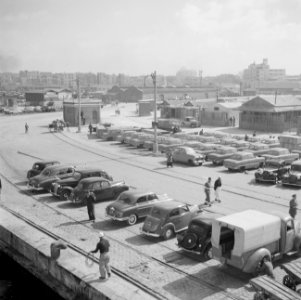 Auto's op de kade in de haven van Alexandrië, Bestanddeelnr 255-6596