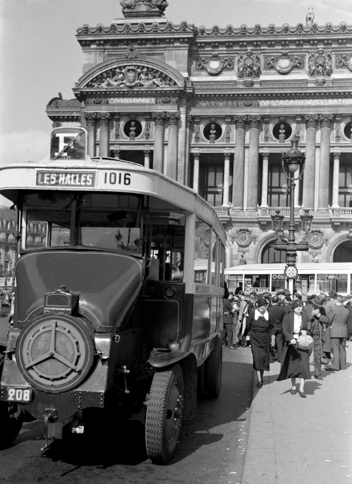 Autobus op de Place de l'Opéra, Bestanddeelnr 191-0385