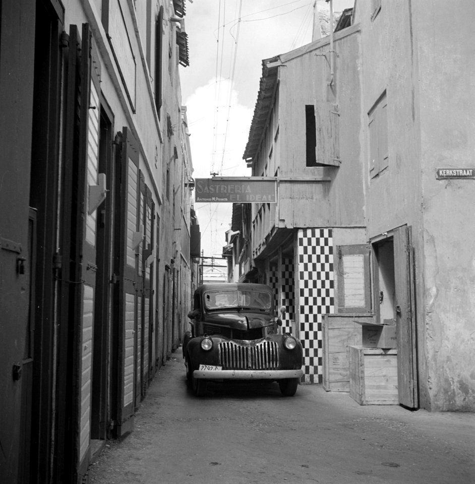 Auto in de Keukenstraat in Willemstad op Curaçao, Bestanddeelnr 252-7273