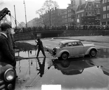 Auto op per ongeluk op bevroren gracht geraakt nabij brug Utrechtsestraat te Ams, Bestanddeelnr 906-2988