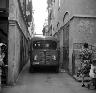Autobus in de Keukenstraat in Willemstad op Curaçao, Bestanddeelnr 252-7275
