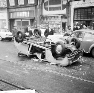 Auto op zijn kop op Rokin, exclusief Parool, Bestanddeelnr 918-7045