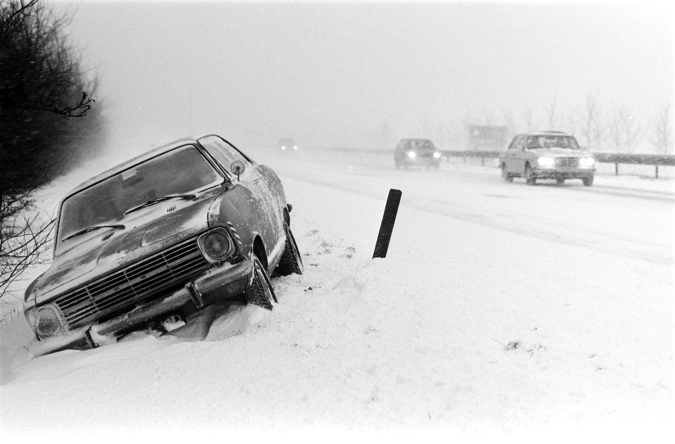 Auto op snelweg in sneeuw gestrand, Bestanddeelnr 930-0621
