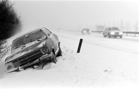 Auto op snelweg in sneeuw gestrand, Bestanddeelnr 930-0621