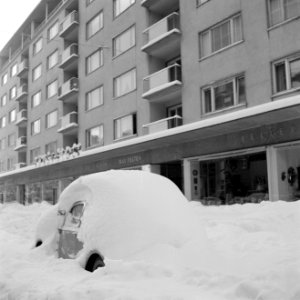 Auto in de sneeuw in de Ottostraße, Bestanddeelnr 254-3746