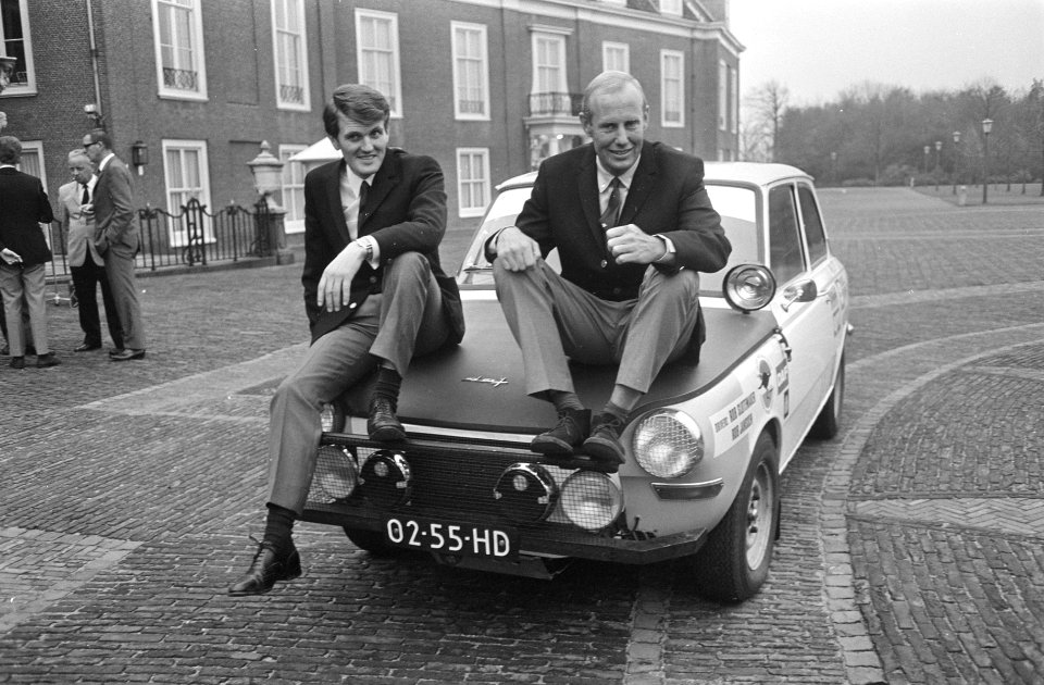 Auto marathon rijders ontvangen door Prins Bernhard op Huis ten Bosch de equipe , Bestanddeelnr 921-8704