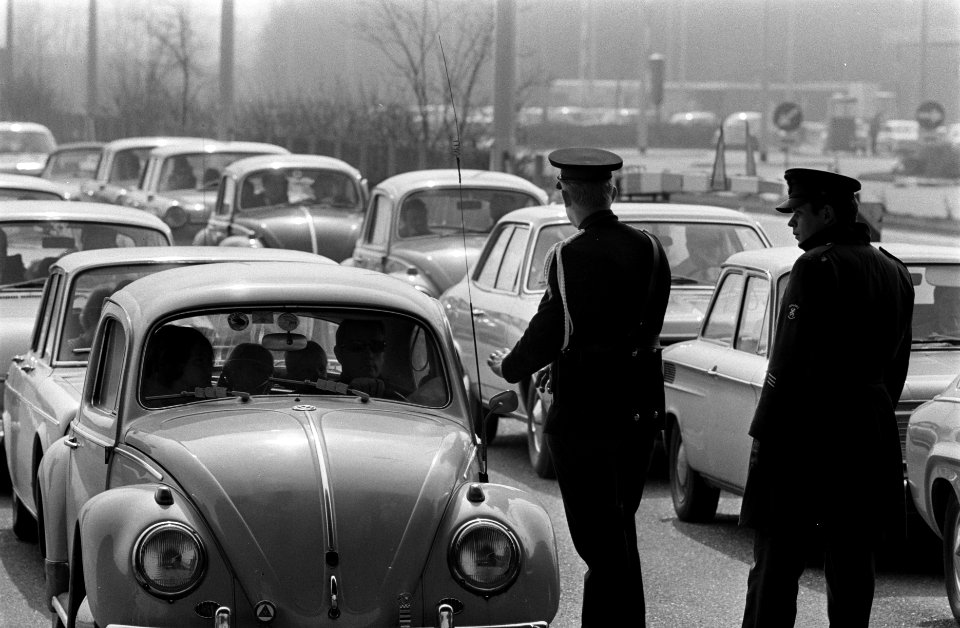 Autodrukte bij grenspost Berg. Marechaussee controleert, Bestanddeelnr 923-3822
