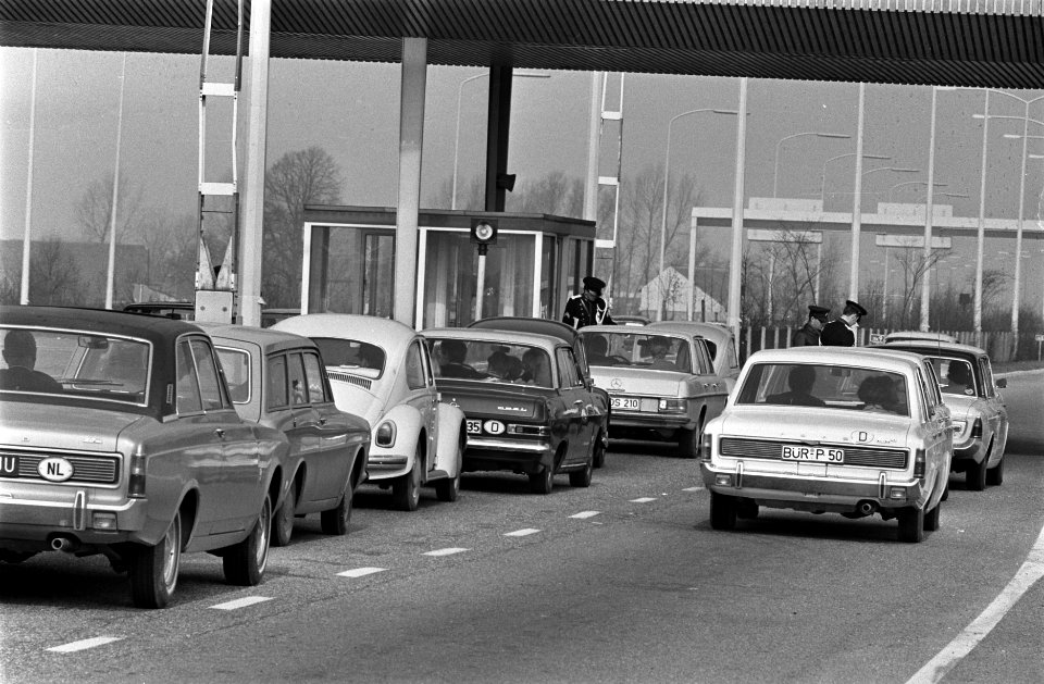 Autodrukte bij grenspost Berg. Marechaussee controleert, Bestanddeelnr 923-3824