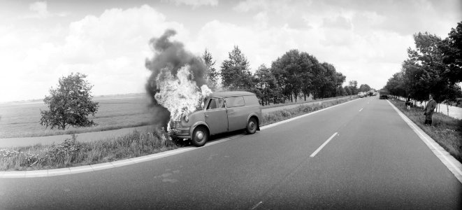 Auto in brand op Rijksweg tussen Duivendrecht, Bestanddeelnr 911-4004