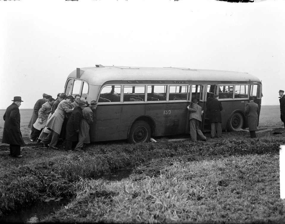 Autobussen, passagiers, duwen, Bestanddeelnr 903-1372