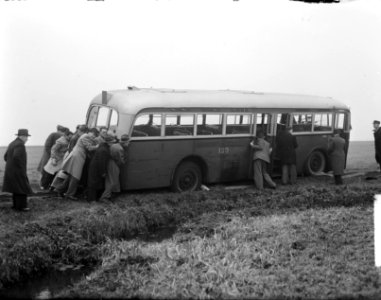 Autobussen, passagiers, duwen, Bestanddeelnr 903-1372