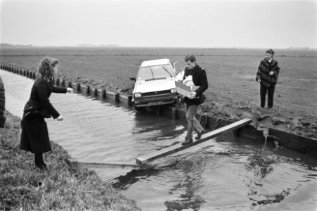 Auto op A9 (Alkmaar-Haarlem) van weg geraakt, over sloot weiland terecht gekomen, Bestanddeelnr 932-8257