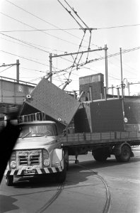 Auto met lading raakt tramleidingen in de Wijttenbachstraat bij spoorwegviaduct, Bestanddeelnr 921-2633