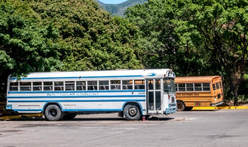 Autobuses aparcados en el estacionamiento del Centro Cívico de San Juan Bautísta