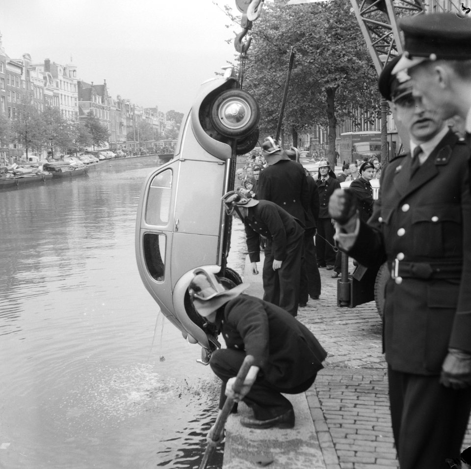 Autobotsing kruispunt Reguliersgracht Keizersgracht, Volkswagen wordt uit de gra, Bestanddeelnr 911-6136