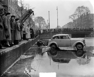 Auto op per ongeluk op bevroren gracht geraakt nabij brug Utrechtsestraat te Ams, Bestanddeelnr 906-2987