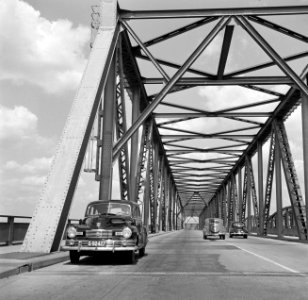 Auto op de Waalbrug bij Zaltbommel, Bestanddeelnr 252-0138