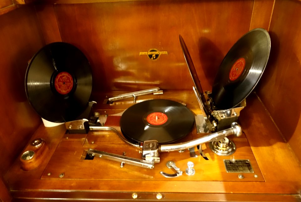 Auto-changer ARG-952, Nippon Columbia Co. Ltd., Japan, undated - Kanazawa Phonograph Museum - Kanazawa, Japan - DSC00981