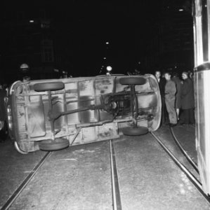 Auto op zijn kant op de Binnenweg te Rotterdam, Bestanddeelnr 918-0408