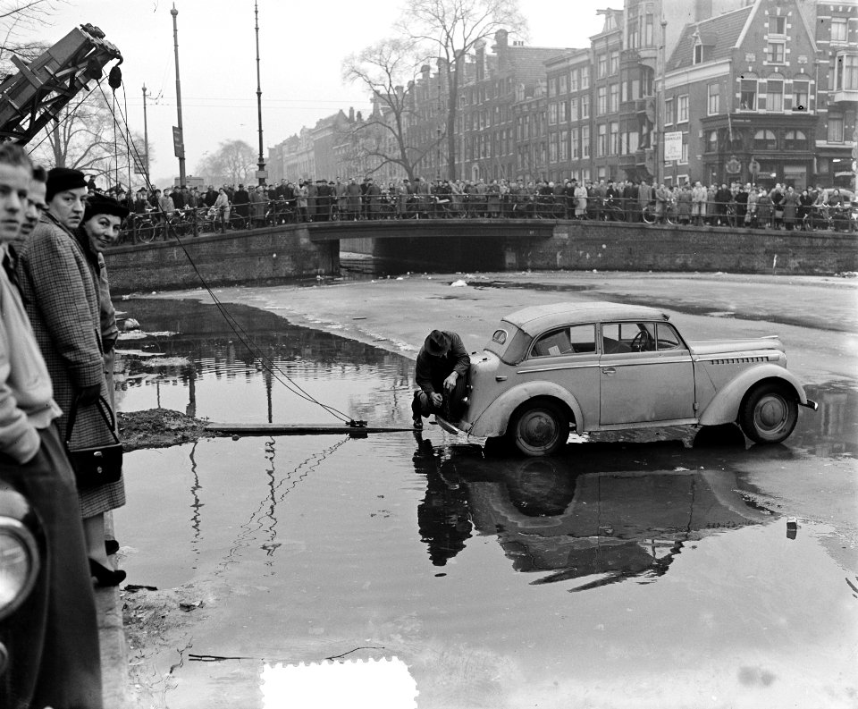 Auto op per ongeluk op bevroren gracht geraakt nabij brug Utrechtsestraat te Ams, Bestanddeelnr 906-2990
