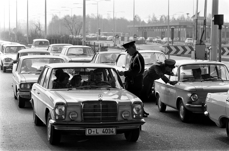 Autodrukte bij grenspost Berg. Marechaussee controleert, Bestanddeelnr 923-3825