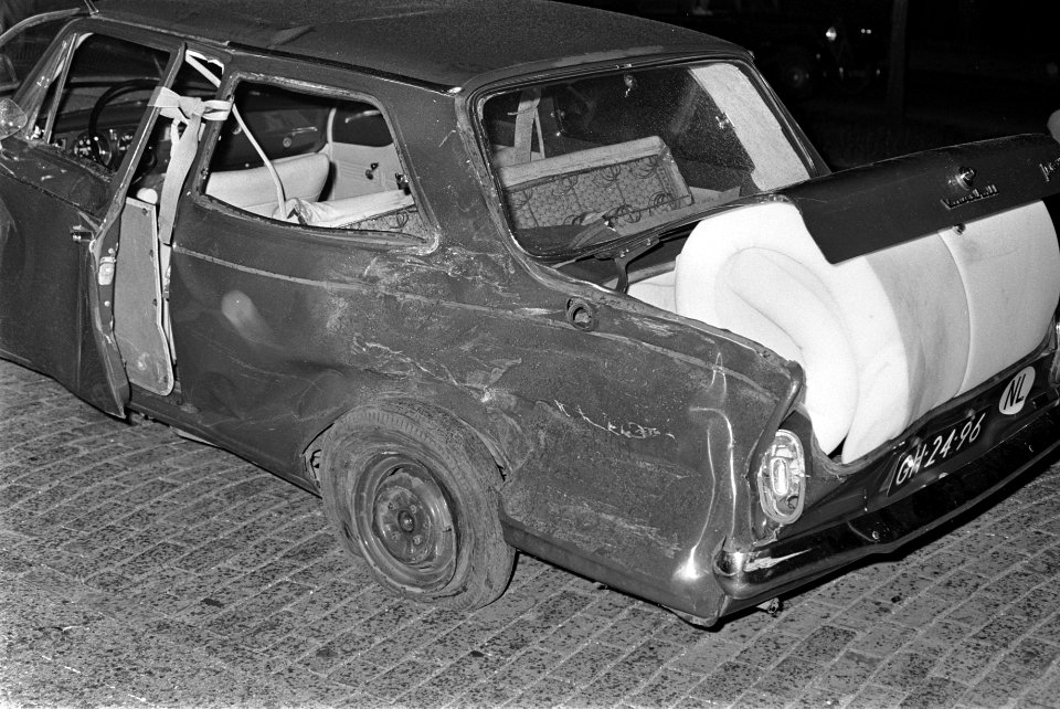 Auto-ongeluk Zuiderzeeweg. Een van de zwaar beschadigde autos, Bestanddeelnr 921-3844