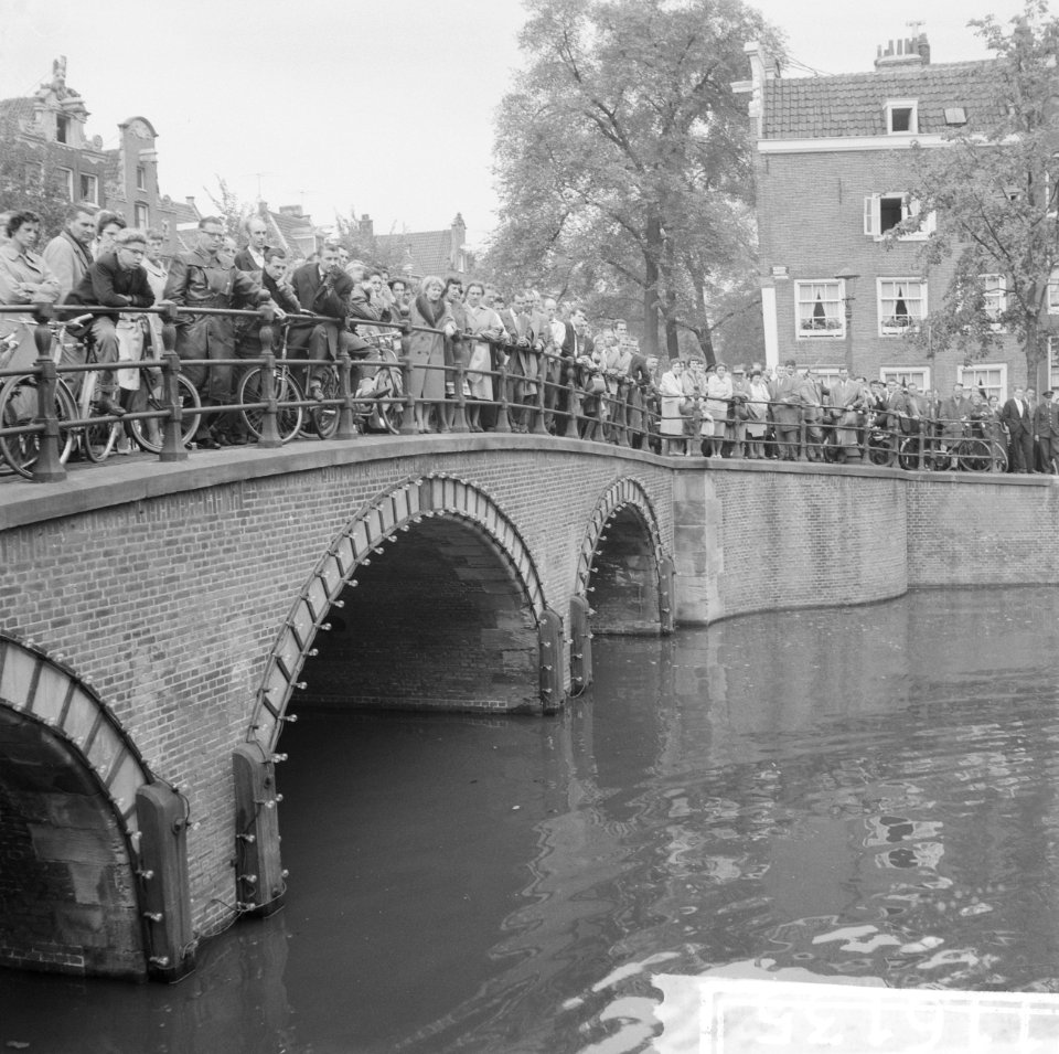 Autobotsing kruispunt Reguliersgracht Keizersgracht, belangstelling publiek, Bestanddeelnr 911-6135