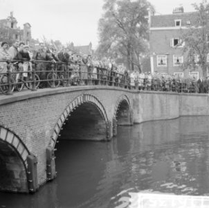 Autobotsing kruispunt Reguliersgracht Keizersgracht, belangstelling publiek, Bestanddeelnr 911-6135