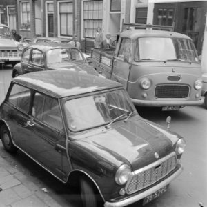 Autobotsing in Kerkstraat, Amsterdam (Anefo auto) busje vanuit parkeerplaats te, Bestanddeelnr 922-7631