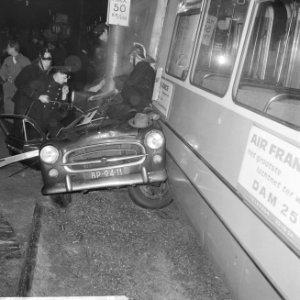 Auto-ongeluk Surinameplein bij Haarlemmermeerstraat, lijn 17 in botsing met pers, Bestanddeelnr 915-9207