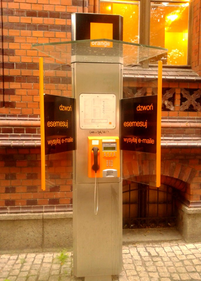 Automat telefoniczny przy Urzędzie Pocztowym nr 1 w Toruniu