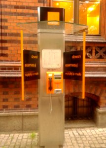 Automat telefoniczny przy Urzędzie Pocztowym nr 1 w Toruniu