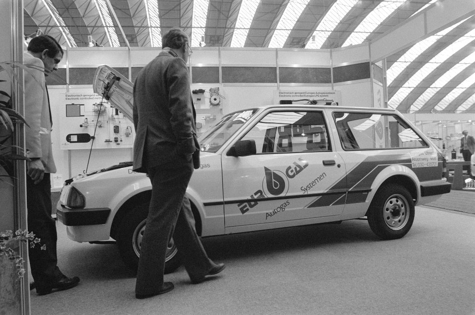 Autovakbeurs in de RAI personenauto die op aardgas kan rijden, volgens de firma, Bestanddeelnr 933-2751