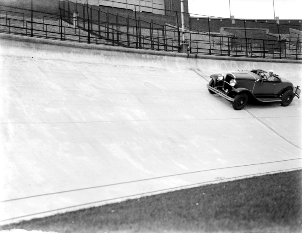 Autocoureur C. van Bennekom rijdt in een Chrysler Convertible op de verkanting …, Bestanddeelnr 252-0888