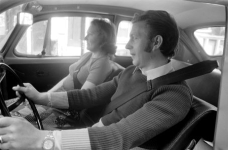Automobilist en passagier met autogordels, Bestanddeelnr 927-9366