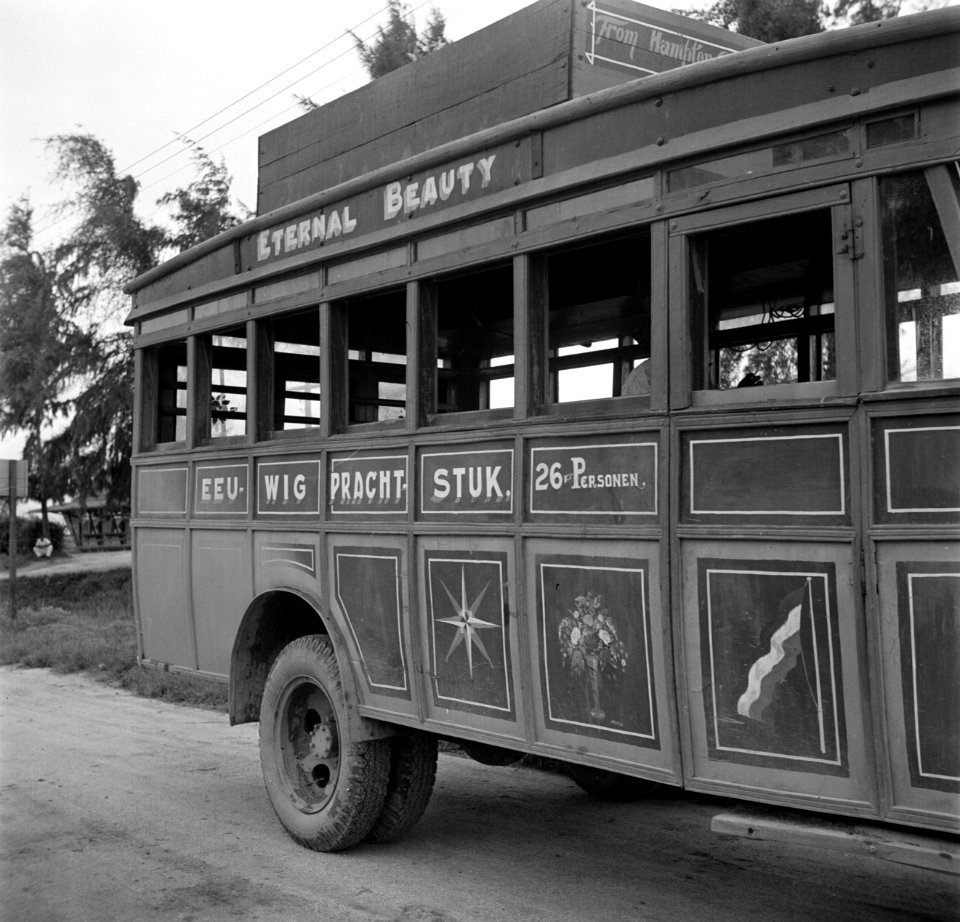 Autobus in Nieuw Nickerie met opschrift Eeuwig Pracht Stuk, Bestanddeelnr 252-5440